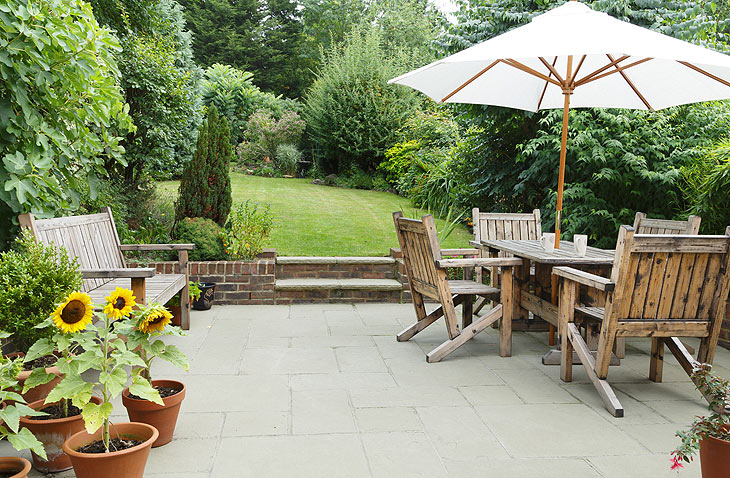 Die neuesten Trends bei Outdoor-Möbeln: Was ist in und was ist out? (©fFoto: iStock-PaulMaguire